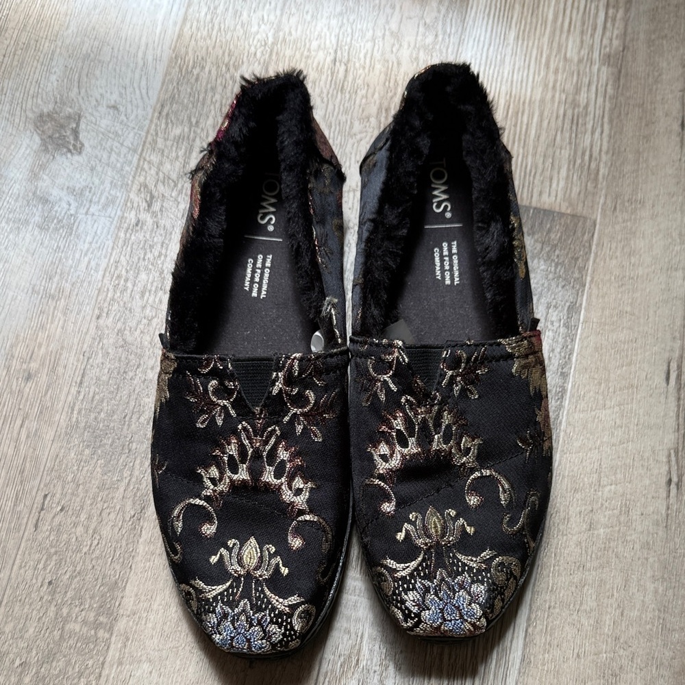 TOMS Women's Black and Silver Patterned Loafers size 7.5 (Runs size 6)